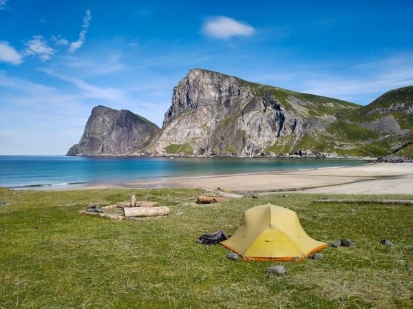 Quels sont les éléments indispensables pour un camping réussi en bord de plage?